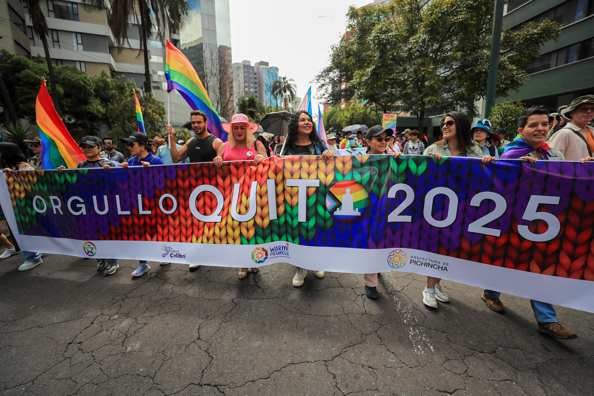 Miembros de la comunidad LGBT+ participan en la Marcha del Orgullo este sábado, en Quito (Ecuador). EFE/ José Jácome
