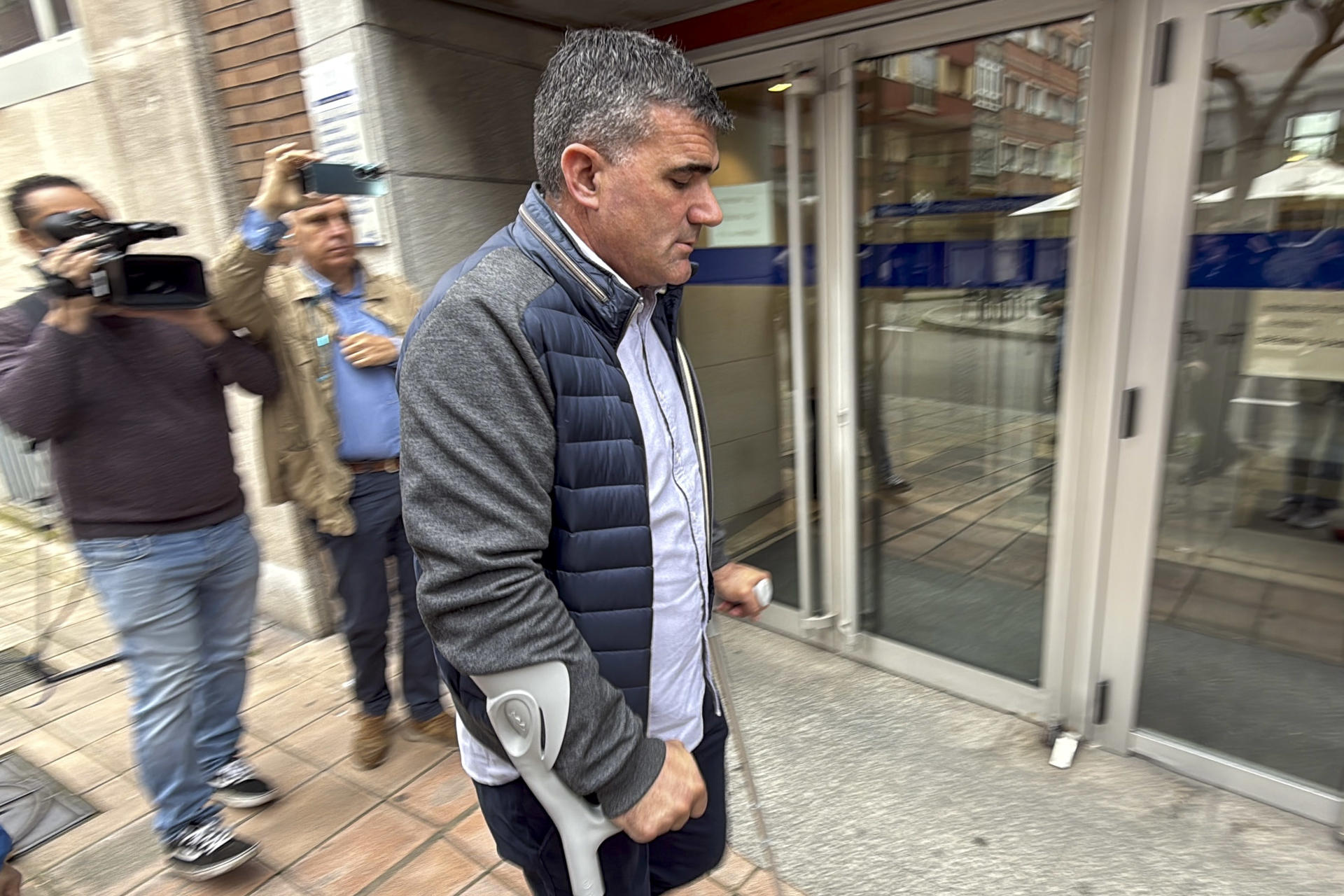 Imagen de archivo (26/05/2025).- El conductor del autobús de Alsa Omar López, acusado del grave accidente de tráfico registrado en Avilés en septiembre de 2018 que se saldó con cinco pasajeros muertos y catorce heridos, a su llegada al Juzgado de lo Penal número 2 de Avilés que acoge la vista oral contra él. EFE/Paco Paredes