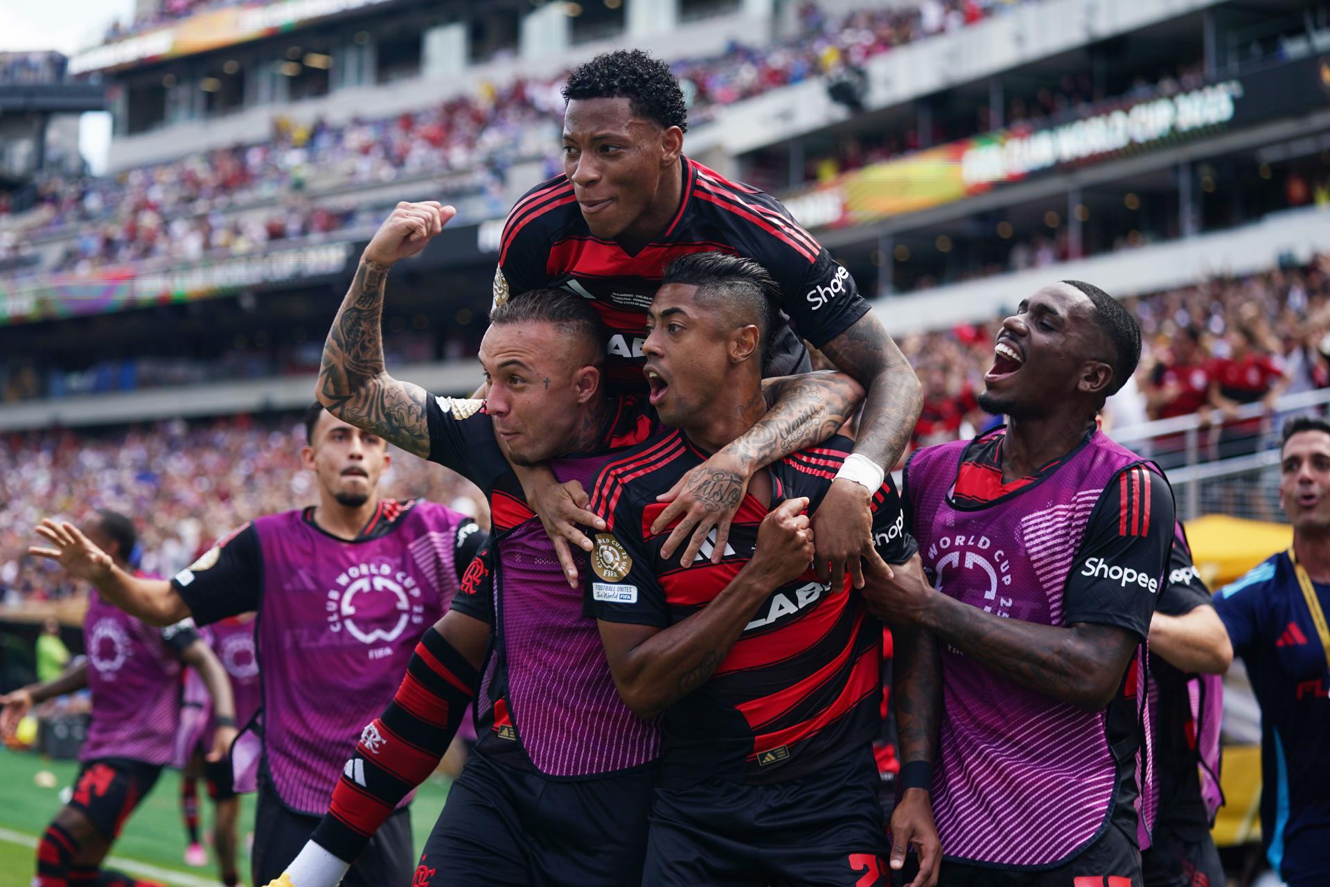 Jugadores de Flamengo celebran este viernes en Filadelfia la victoria de remontada por 3-1 sobre el Chelsea en la segunda jornada del Grupo D del Mundial de Clubes que lidera el equipo rojinegro brasileño con 6 puntos de 6 posibles. EFE/EPA/WILL OLIVER