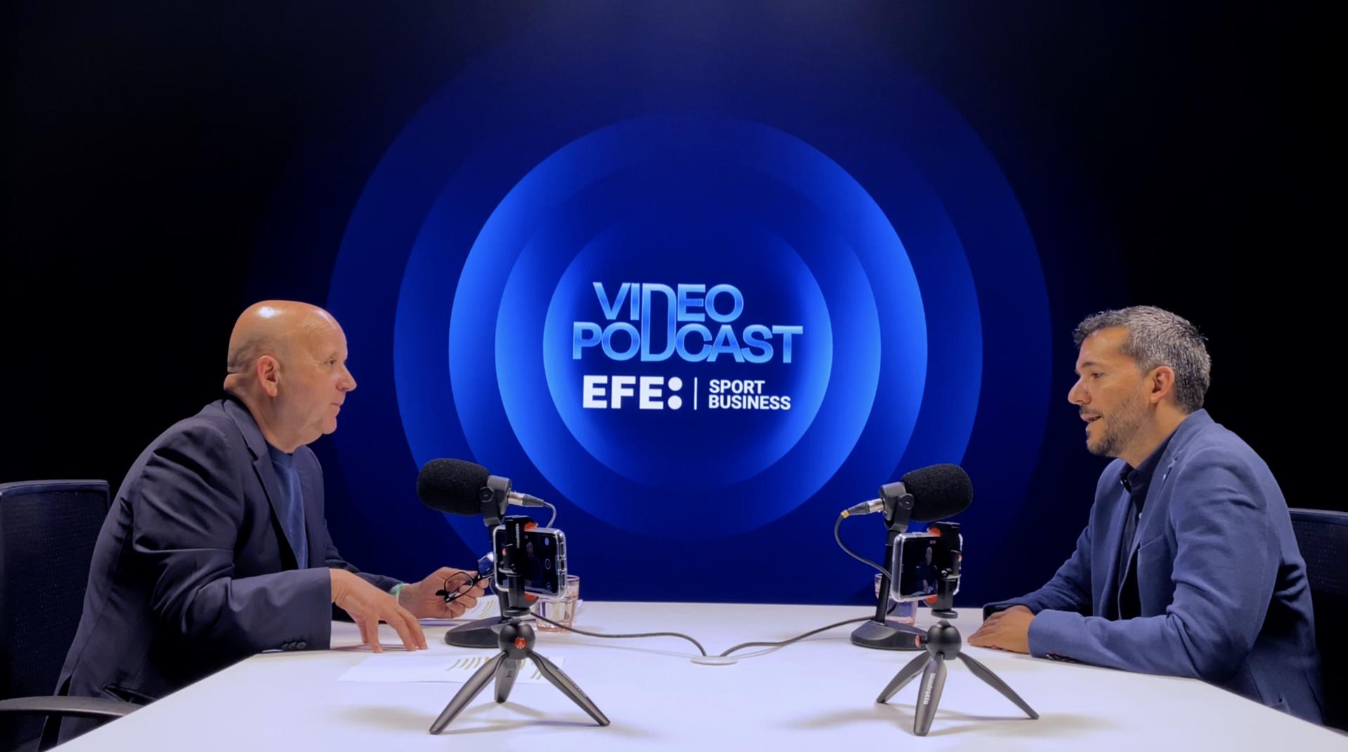 Javier Gil, responsable de implementación y desarrollo de inteligencia artificial (IA) en LaLiga, en el nuevo videopodcast de EFE Sports Business, reflexiona sobre el presente y el futuro de la IA. A la izquierda, Luis Villarejo, director de EFE Deportes. EFE