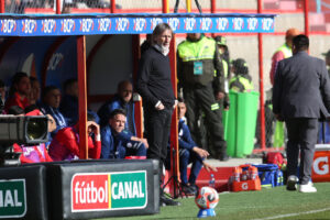 El seleccionador de Chile Ricardo Gareca (c) reacciona ante Bolivia en un partido por las eliminatorias sudamericanas para el Mundial 2026. EFE/Esteban Biba