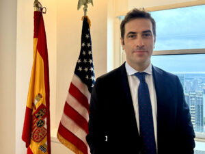 El ministro español de Economía, Carlos Cuerpo, durante una entrevista con EFE este jueves, en la Oficina Económica y Comercial de España en Nueva York (Estados Unidos). EFE/ Andrea Gallego