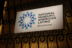Fotografía de un cartel en la Galería Latina de la Familia Molina en el Museo Nacional de Historia Estadounidense, en Washington (Estados Unidos). EFE/ Octavio Guzmán