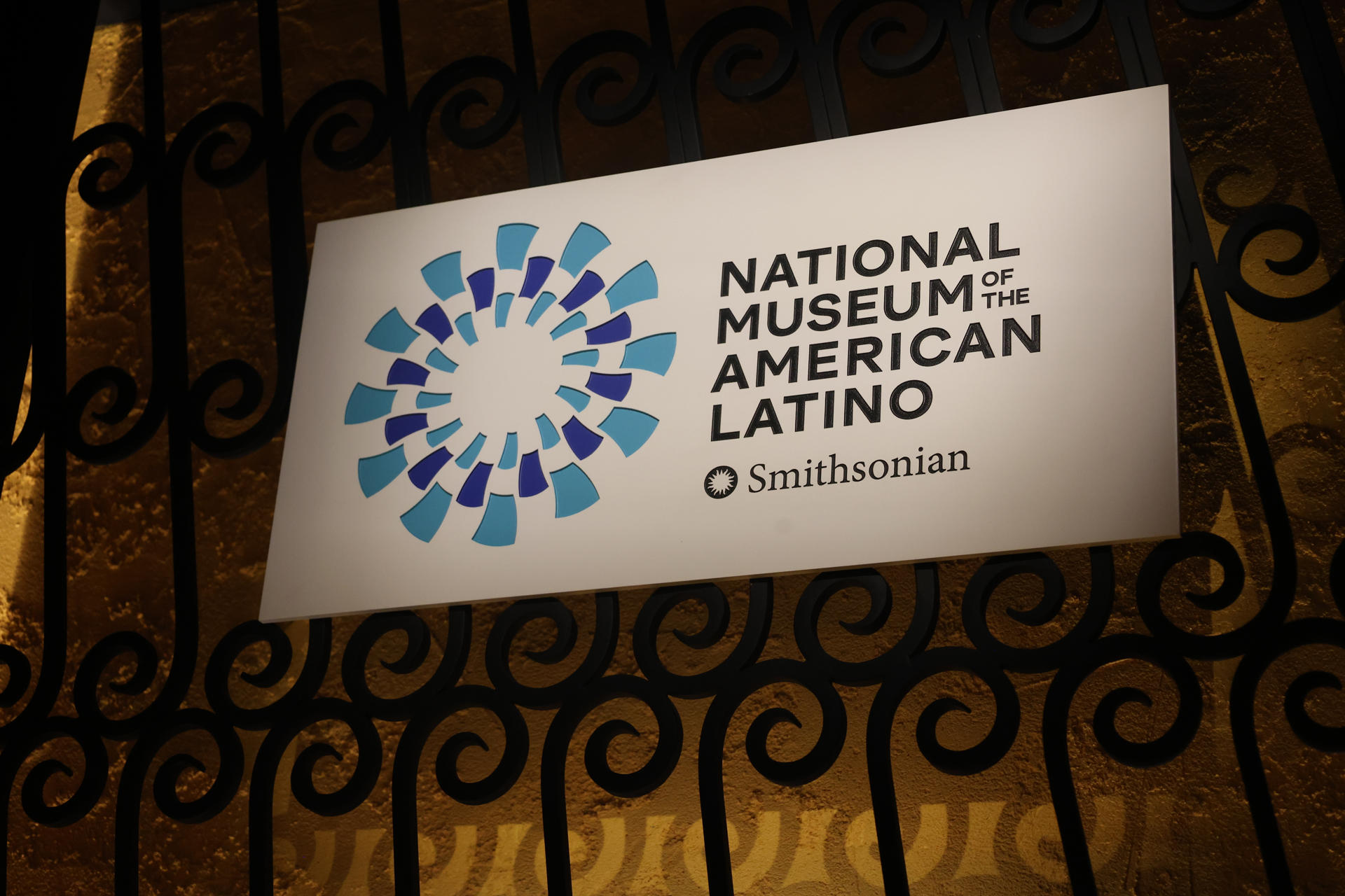 Fotografía de un cartel en la Galería Latina de la Familia Molina en el Museo Nacional de Historia Estadounidense, en Washington (Estados Unidos). EFE/ Octavio Guzmán