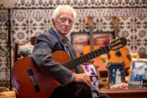 Imagen de archivo (08/11/2021) del guitarrista y compositor Manolo Sanlúcar en su casa de Sanlúcar de Barrameda en Cádiz.
EFE/Román Ríos