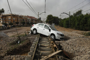 Estado de las vías del tren tras el paso de la dana. EFE/Biel Aliño