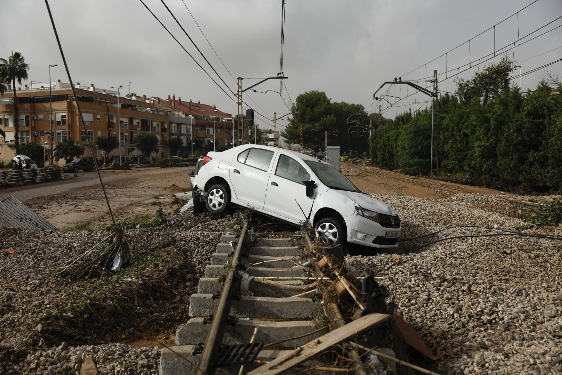 Estado de las vías del tren tras el paso de la dana. EFE/Biel Aliño
