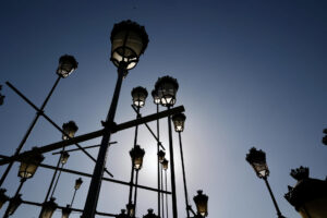 La obra '111 Farolas', de Bayona Studio, se alza en la plaza del Ayuntamiento de Logroño tras la inauguración del Festival Internacional de Arquitectura y Diseño Concéntrico que puede verse hasta el 24 de junio. EFE/Raquel Manzanares