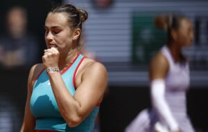 La bielorrusa Aryna Sabalenka celebra un punto ante la china Qinwen Zheng, durante el partido de los cuartos de final de Roland Garros. EFE/EPA/YOAN VALAT