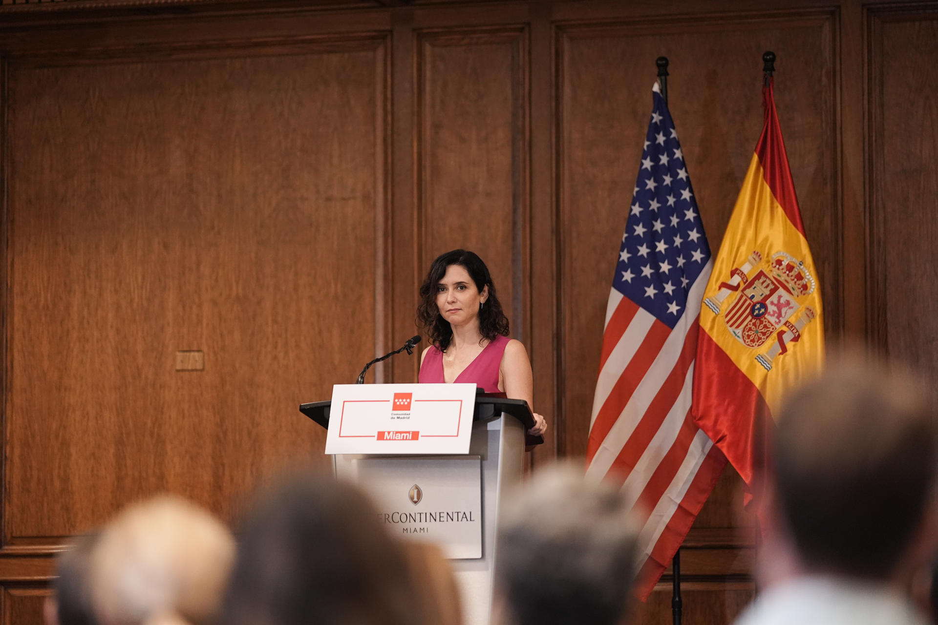 La presidenta de la Comunidad de Madrid, Isabel Díaz Ayuso, participó este domingo en un encuentro con estudiantes hispanos y representantes de la colonia española en Miami, en el que promocionó la universidad pública madrileña y buscó oportunidades de inversión y colaboración, en el marco de su viaje oficial a Estados Unidos. EFE/Comunidad de Madrid
