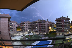 Vista de una tormenta eléctrica este pasado lunes, en Alcalá de Henares (Comunidad de Madrid). EFE/ Fernando Villar