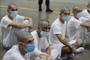 Fotografía de supuestos maras como presos en el Centro de Confinamiento para el Terrorismo (Cecot). EFE/Rodrigo Sura