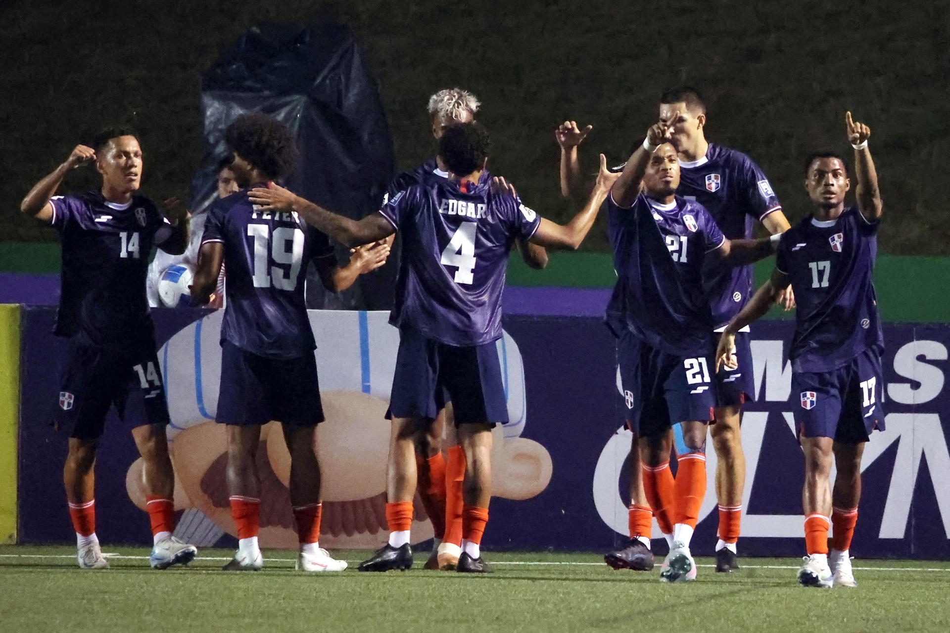Jugadores de República Dominicana celebran este viernes el segundo gol con el que transitoriamente se fueron en ventaja por 1-2 sobre Guatemala en un partido de eliminatorias del Mundial de 2026 que ganaron los locales por 4-2 en el estadio capitalino Cementos Progreso. EFE/ Fernando Ruiz