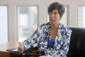 Fotografía del 11 de junio de 2025 de la directora regional para América Latina y el Caribe del Programa Mundial de Alimentos (PMA) de Naciones Unidas, Lola Castro, hablando durante entrevista para EFE en Ciudad de Panamá (Panamá). EFE/ Carlos Lemos