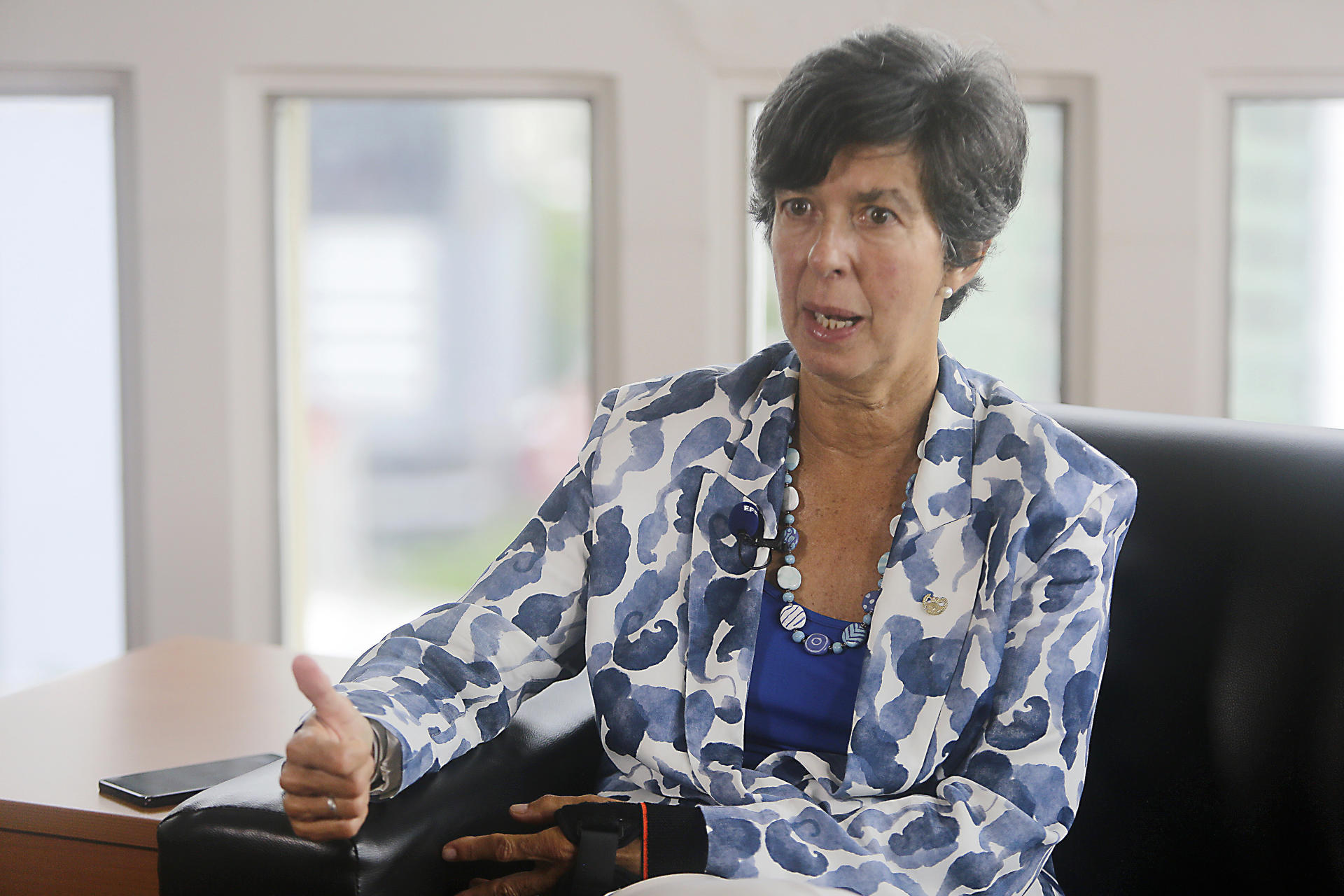 Fotografía del 11 de junio de 2025 de la directora regional para América Latina y el Caribe del Programa Mundial de Alimentos (PMA) de Naciones Unidas, Lola Castro, hablando durante entrevista para EFE en Ciudad de Panamá (Panamá). EFE/ Carlos Lemos