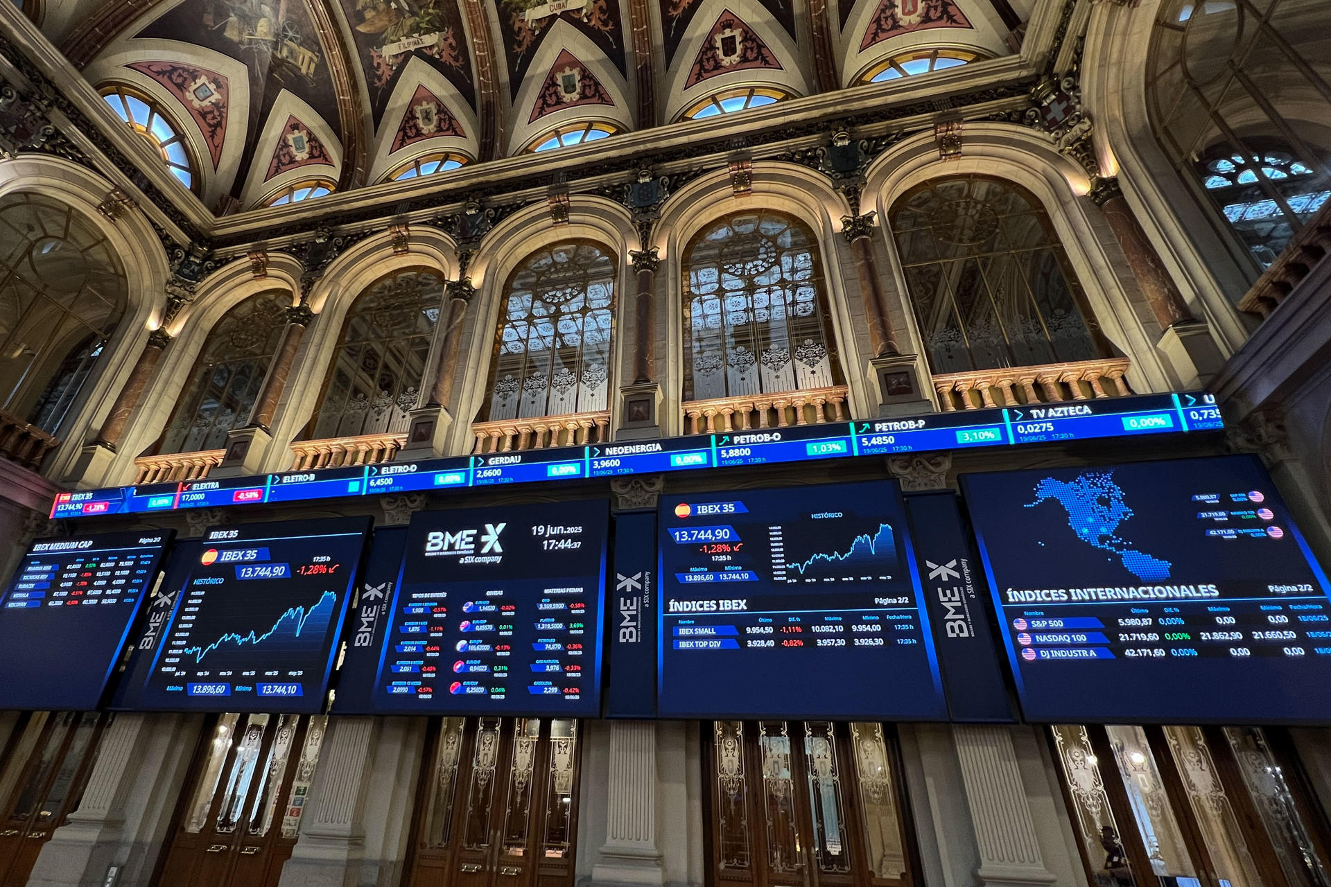 La Bolsa española ha bajado el 1,28 % este jueves y continúa en niveles de mediados de mayo, al situarse por debajo de 13.800 puntos con las plazas europeas en pérdidas. Con Wall Street cerrado por festivo, el principal indicador del mercado nacional, el IBEX 35, ha perdido 178,3 puntos, ese 1,28 %, hasta 13.744,9 puntos. En el año gana todavía el 18,54 %.EFE/ Altea Tejido