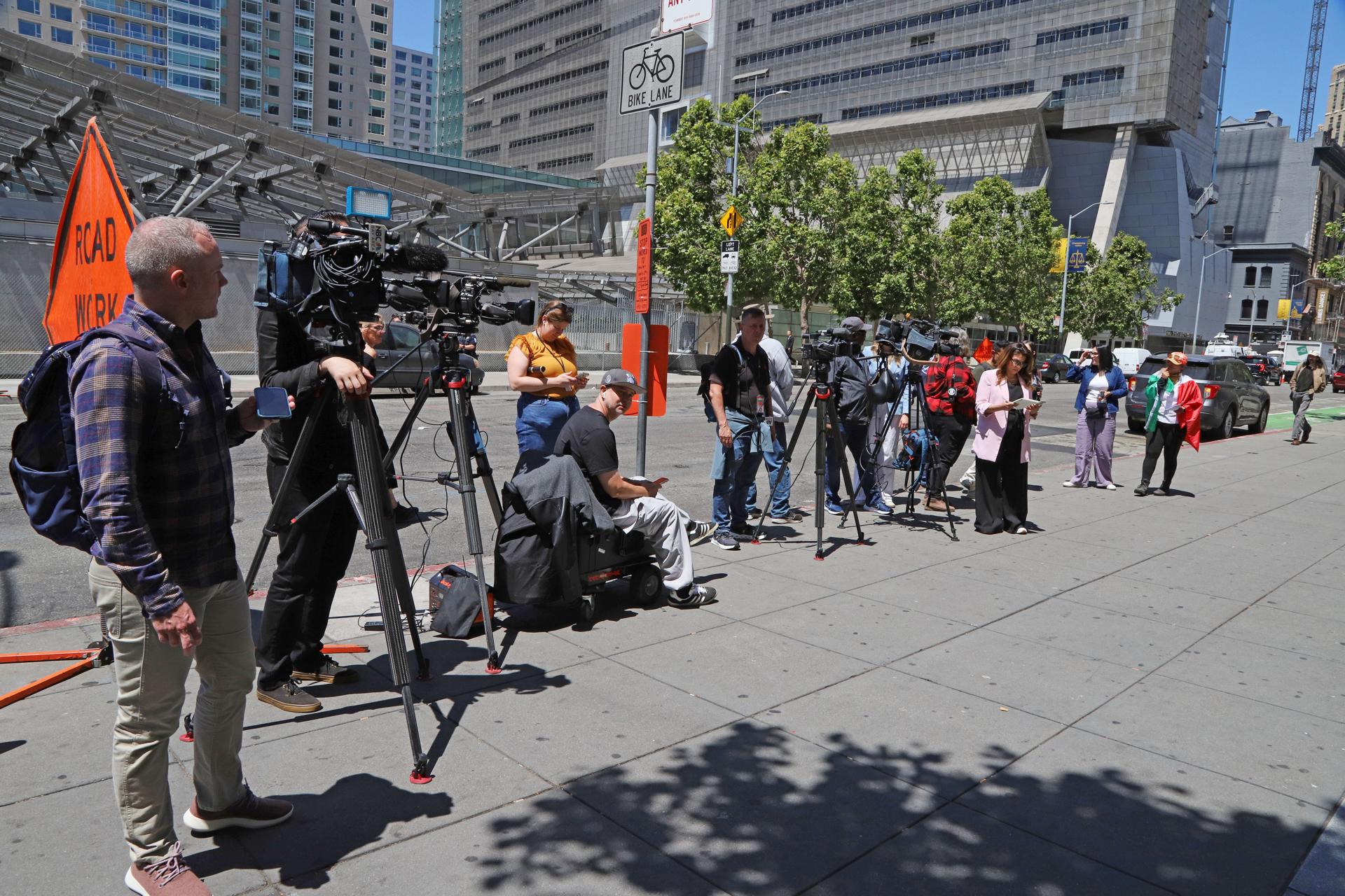 Miembros de la prensa esperan fuera del Tribunal de Apelaciones del 9º Circuito de EE.UU. en San Francisco, California, EE. UU., el 17 de junio de 2025. EFE/GEORGE NIKITIN