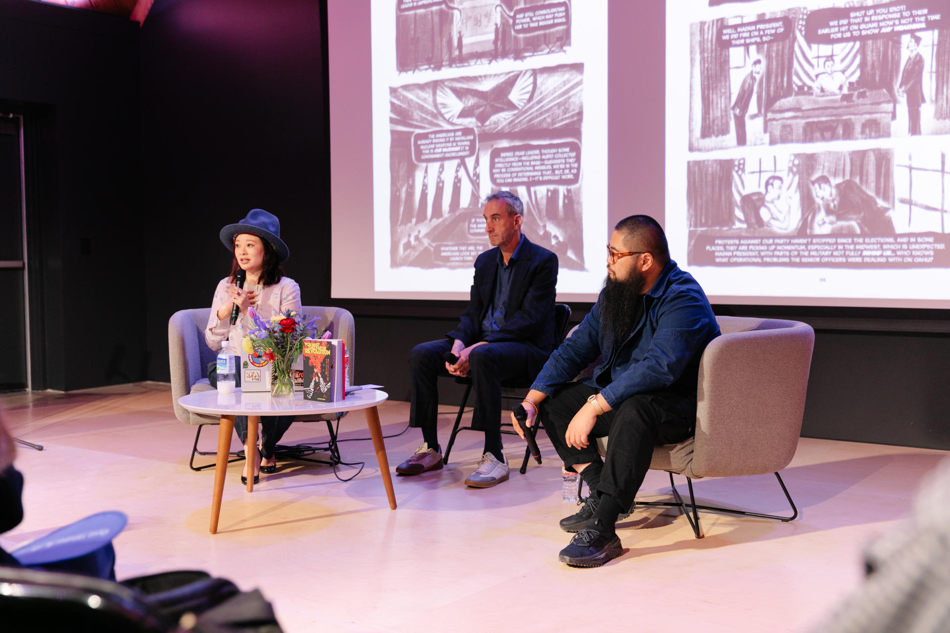 La periodista Melissa Chan (i)y el artista Badiucao (d) dialogan con EFE sobre su novela gráfica 'You Must Take Part in the Revolution' . EFE/ Cacá Santoro