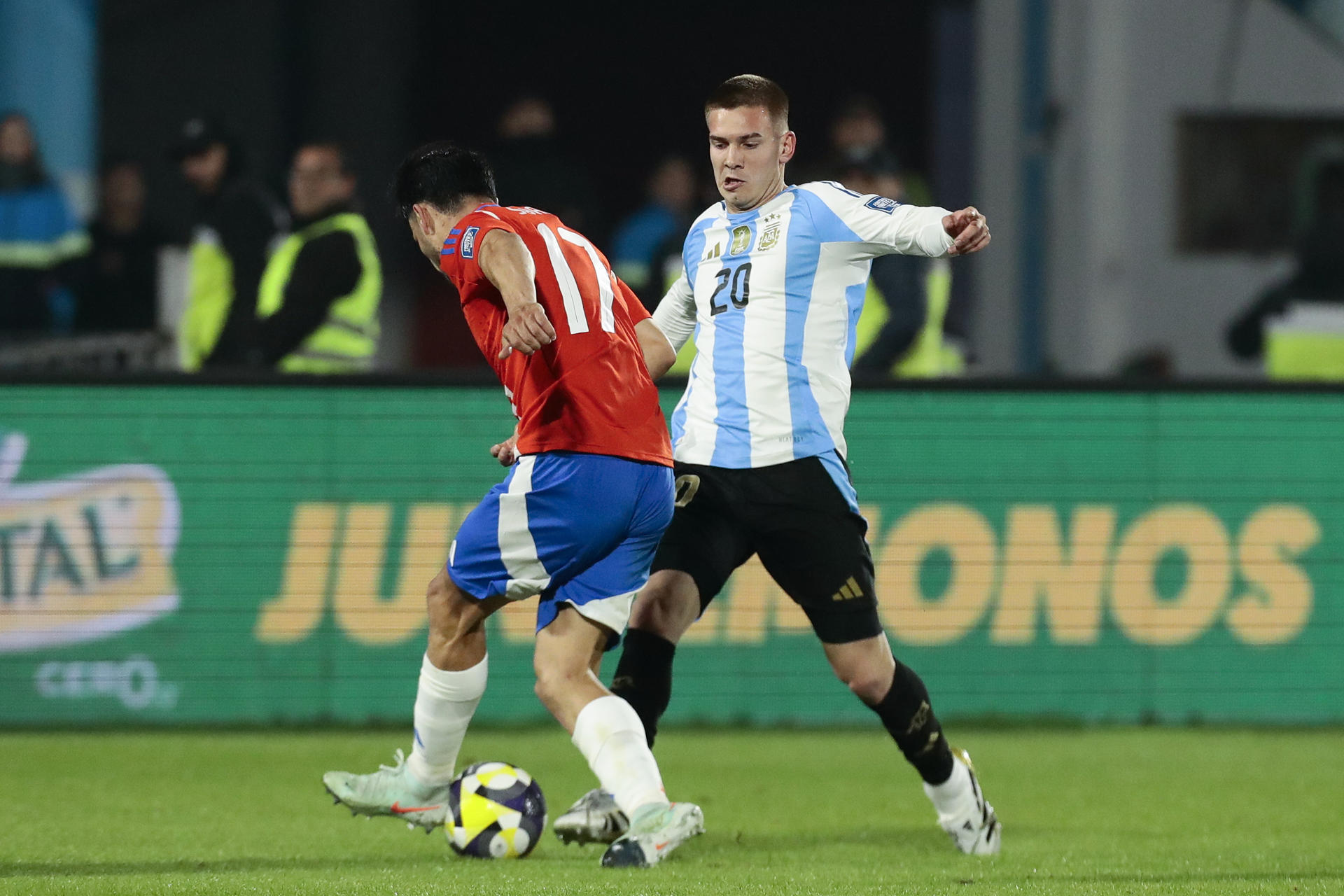 Gabriel Suazo (i) de Chile disputa un balón con Franco Mastantuono de Argentina. EFE/Osvaldo Villarroel