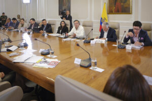 Fotografía cedida por la Presidencia de Colombia que muestra al mandatario colombiano, Gustavo Petro (c), hablando durante una reunión con su gabinete. EFE/ Presidencia de Colombia