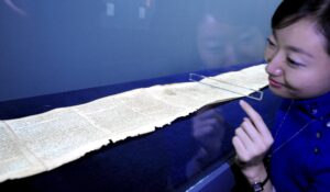 En la imagen de archivo, una mujer observa una sección de los Manuscritos del Mar Muerto, la copia más antigua del Antiguo Testamento que existe, en el Museo Conmemorativo de la Guerra de Corea en Seúl (Corea del Sur). EFE/Yonghap