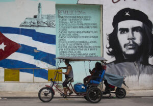 Foto de archivo de un bicitaxi al frente de la imagen del guerrillero Ernesto "Che" Guevara y la bandera cubana, en La Habana, (Cuba). EFE/ Yander Zamora