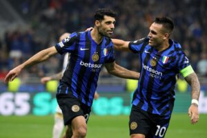 Los jugadores del Inter Milan Mehdi Taremi (I) y Lautaro Martine en foto de archivo de /MATTEO BAZZI. EFE/EPA