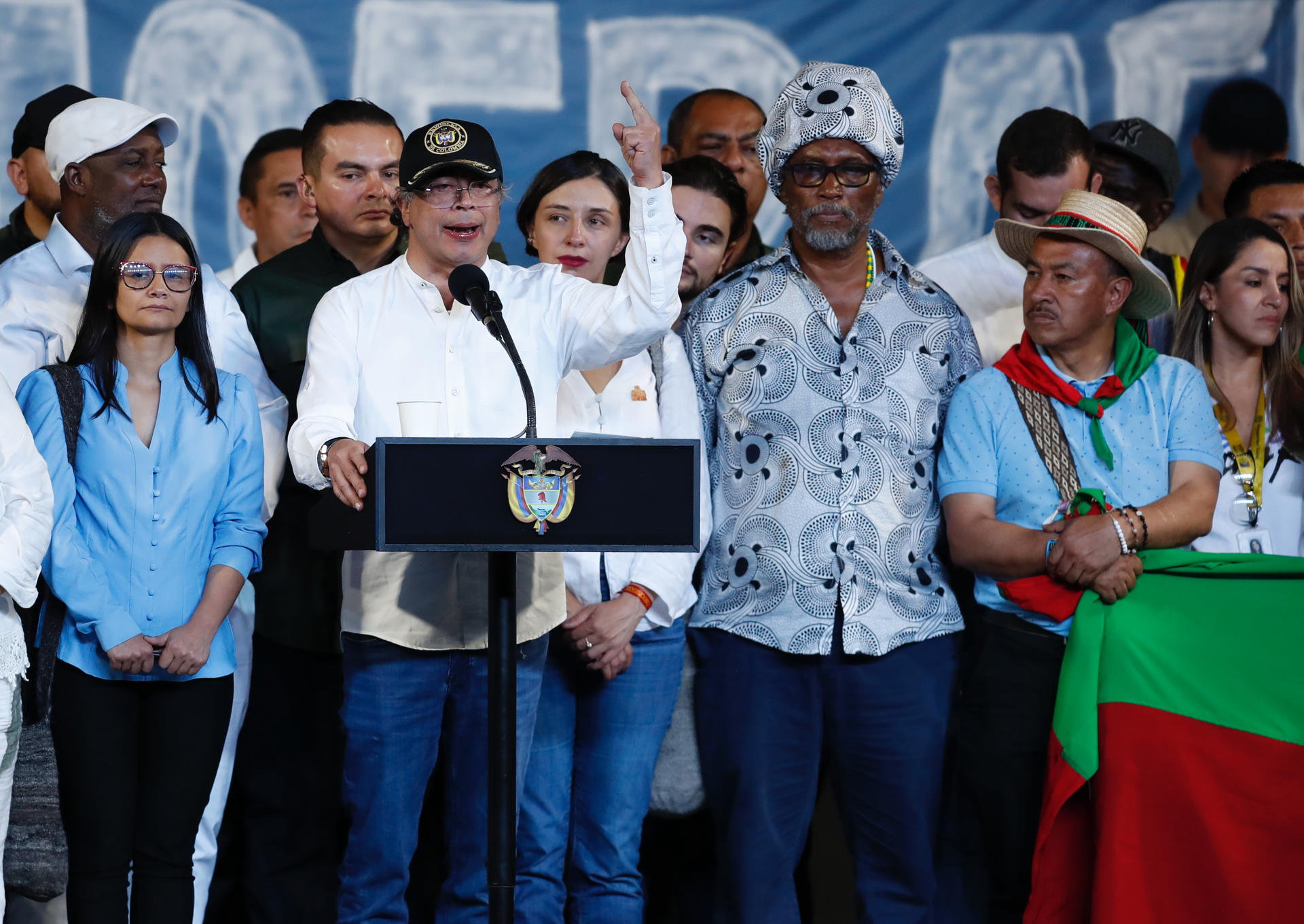 El presidente de Colombia, Gustavo Petro (5i), al dar un discurso este miércoles, 11 de junio, en la Plaza de San Francisco, en Cali (Colombia). EFE/Ernesto Guzmán