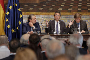 El president de la Generalitat, Carlos Mazón, el presidente ejecutivo de la Fundación Valenciana Premios Rei Jaume I, Javier Quesada (d), y el presidente de la Fundación Valenciana Premio Rei Jaume I, Vicente Boluda (i), durante el acto de proclamación de los ganadores en cada una de las siete categorías en la trigésimo séptima edición de los premios. EFE/Manuel Bruque