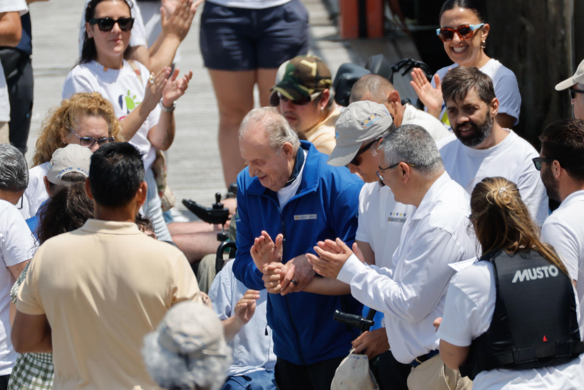 El rey Juan Carlos este viernes en Sanxenxo. Arranca la cuarta entrega puntuable de la Liga Española de 6M, en la que puede participar Juan Carlos I si las condiciones del mar y su salud lo permiten. EFE/Lavandeira jr.
