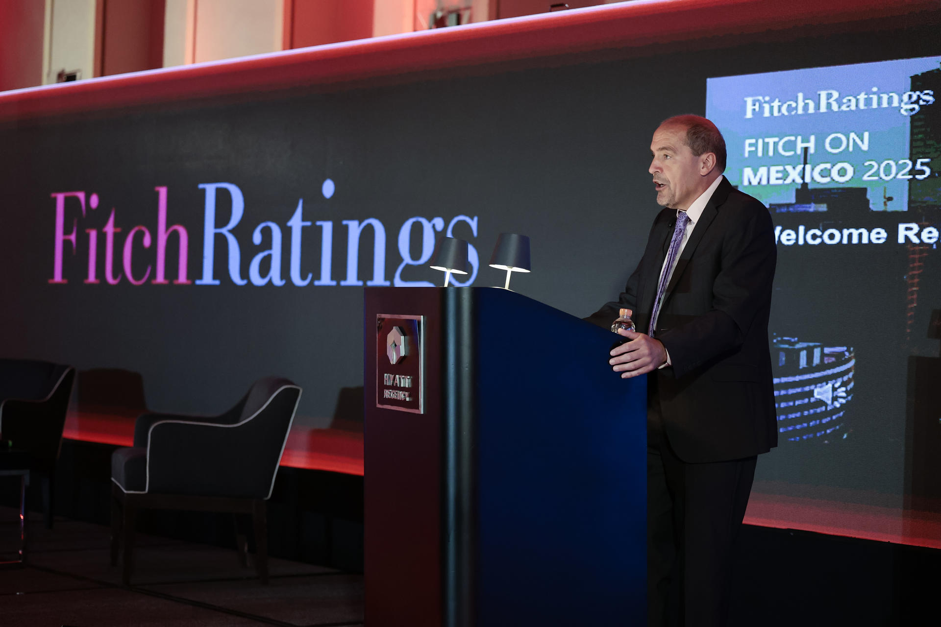 El presidente de la calificadora Fitch Ratings, Ian Linnell, habla durante el foro Fitch on México 2025 este martes, en la Ciudad de México (México). EFE/José Méndez