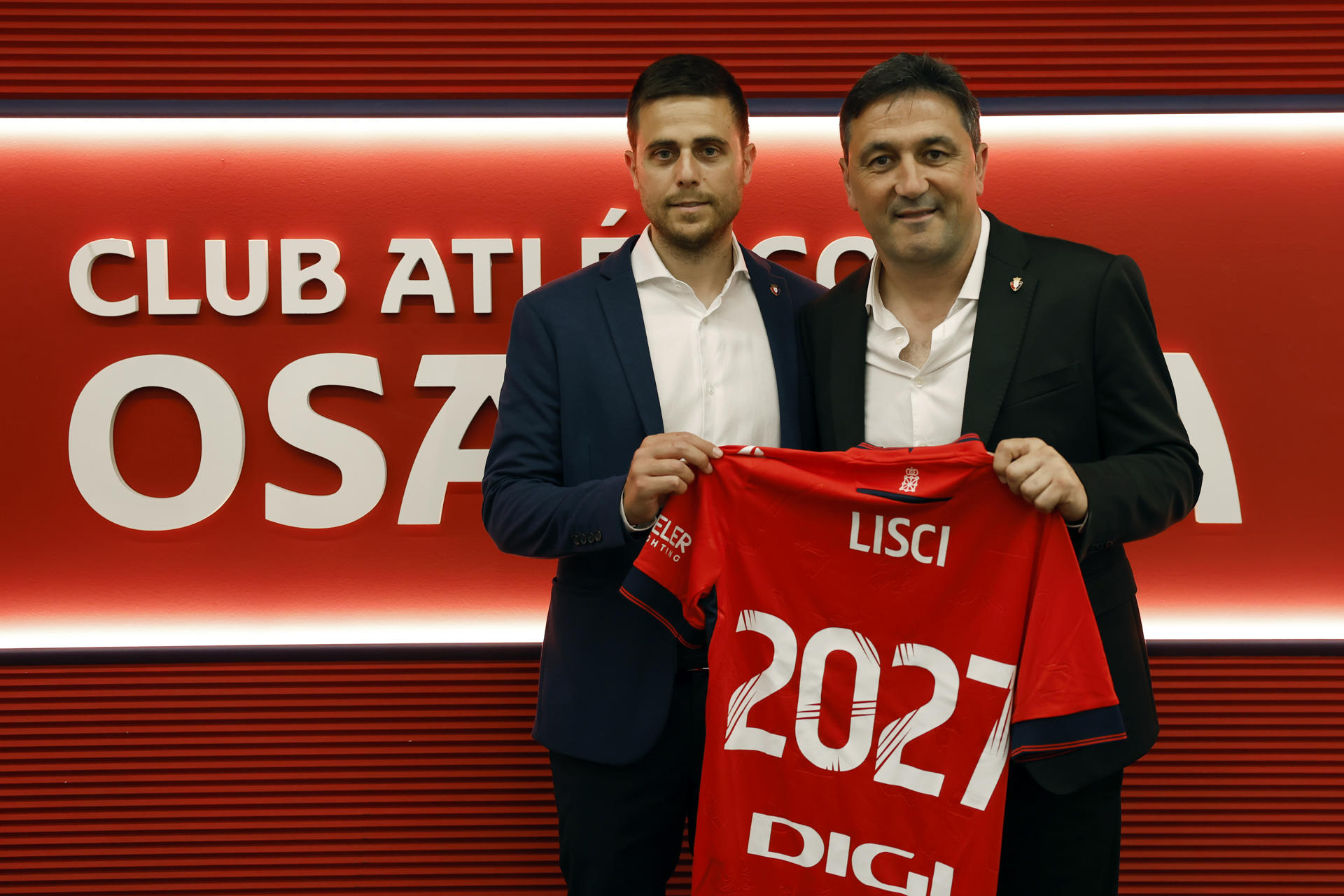 Presentación del nuevo entrenador de Osasuna, Alessio Lisci, acompañado del presidente del club Luis Sabalza y el director deportivo Braulio (d). EFE/ Jesús Diges