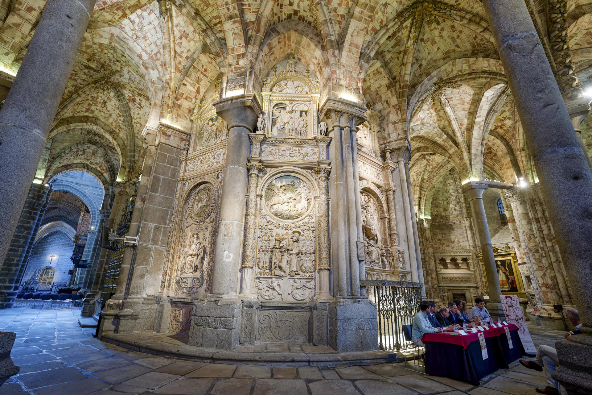 Comisarios de la exposición y autoridades locales durante la presentación de la exposición "Vasco de la Zarza, 500 años" este lunes en la girola de la Catedral de Ávila, donde puede verse el sepulcro de Alonso de Madrigal, una de las obras más importantes del autor. EFE/Raúl Sanchidrián