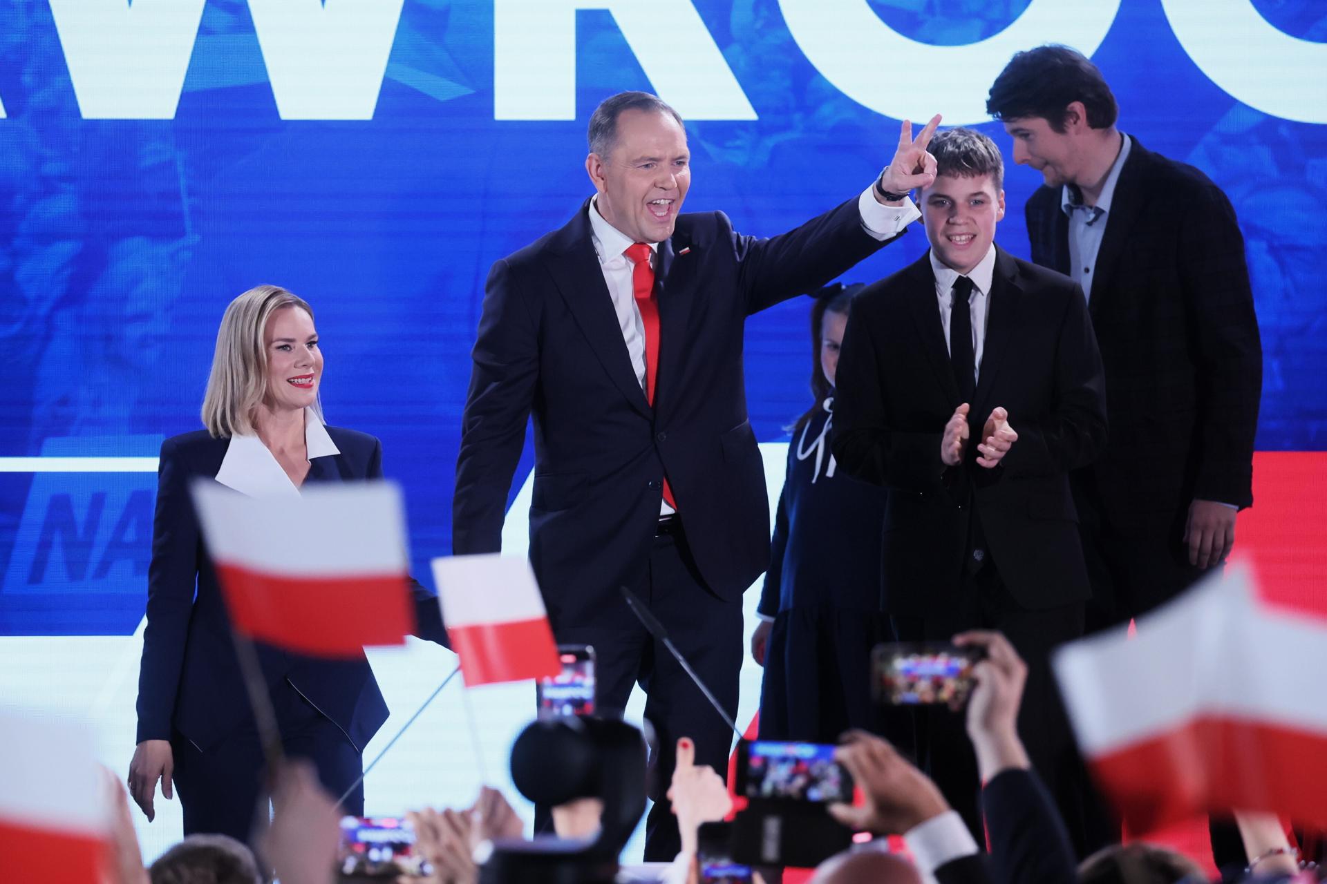 Varsovia (Polonia), 01/06/2025.- El candidato presidencial polaco Karol Nawrocki (2i), junto con su esposa Marta Nawrocka (i) y sus hijos Daniel (d) y Antoni (2d), celebran su victoria durante la noche de las elecciones presidenciales en Varsovia..EFE/EPA/Leszek Szymanski PROHIBIDO SU USO EN POLONIA