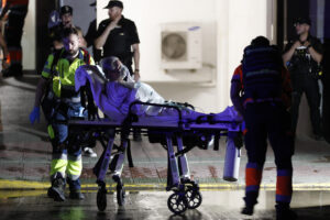 Un hombre de 93 años ha fallecido en una residencia de ancianos de Zaragoza por inhalación de humo tras la explosión de la bombona de oxígeno que estaba en su habitación, en un suceso que ha dejado también 19 heridos por intoxicación. EFE/Javier Belver