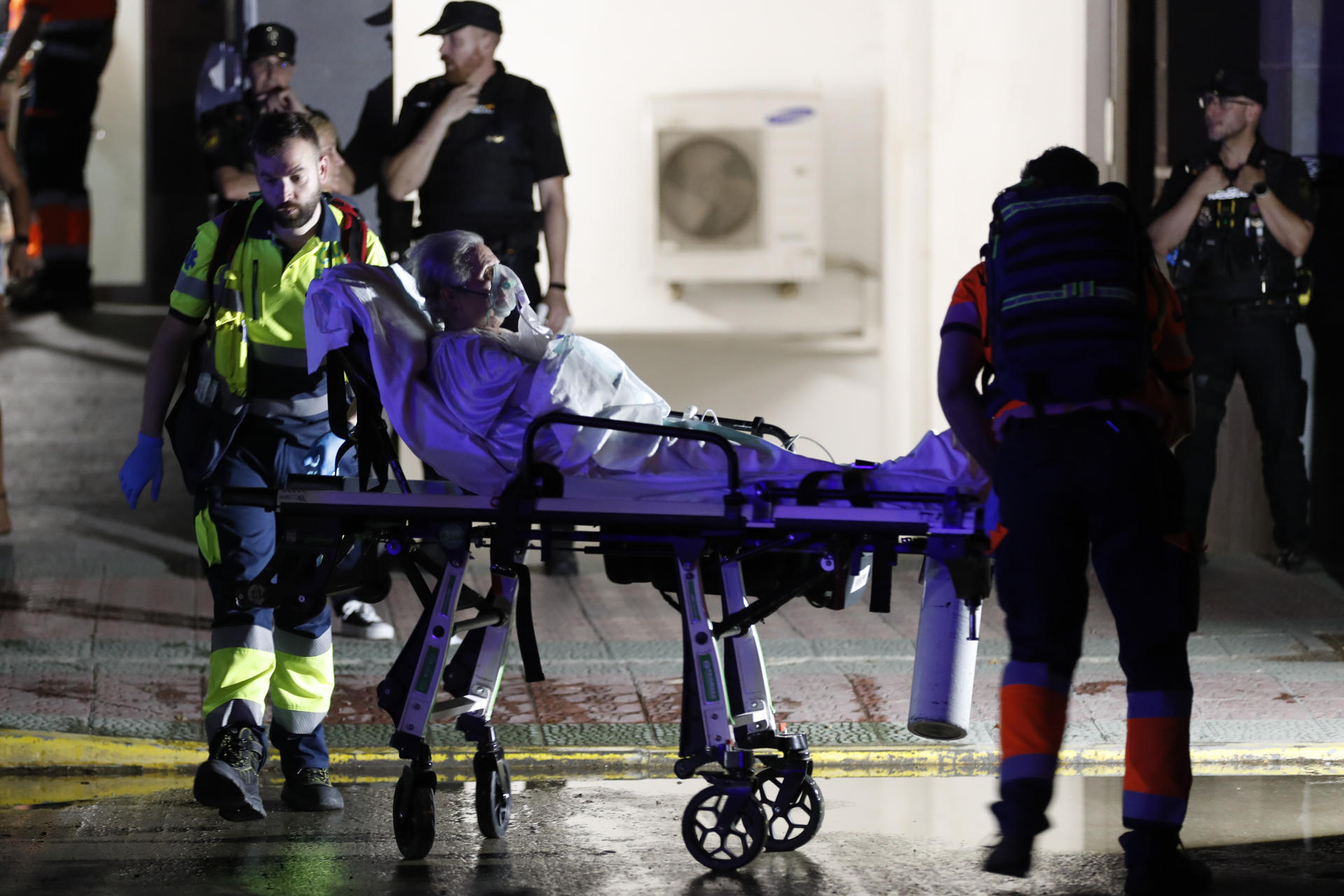 Un hombre de 93 años ha fallecido en una residencia de ancianos de Zaragoza por inhalación de humo tras la explosión de la bombona de oxígeno que estaba en su habitación, en un suceso que ha dejado también 19 heridos por intoxicación. EFE/Javier Belver