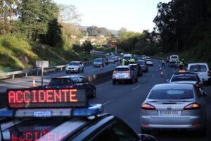 Imagen de archivo de un luminoso advirtiendo de un accidente en una autovía. EFE / Sxenick.