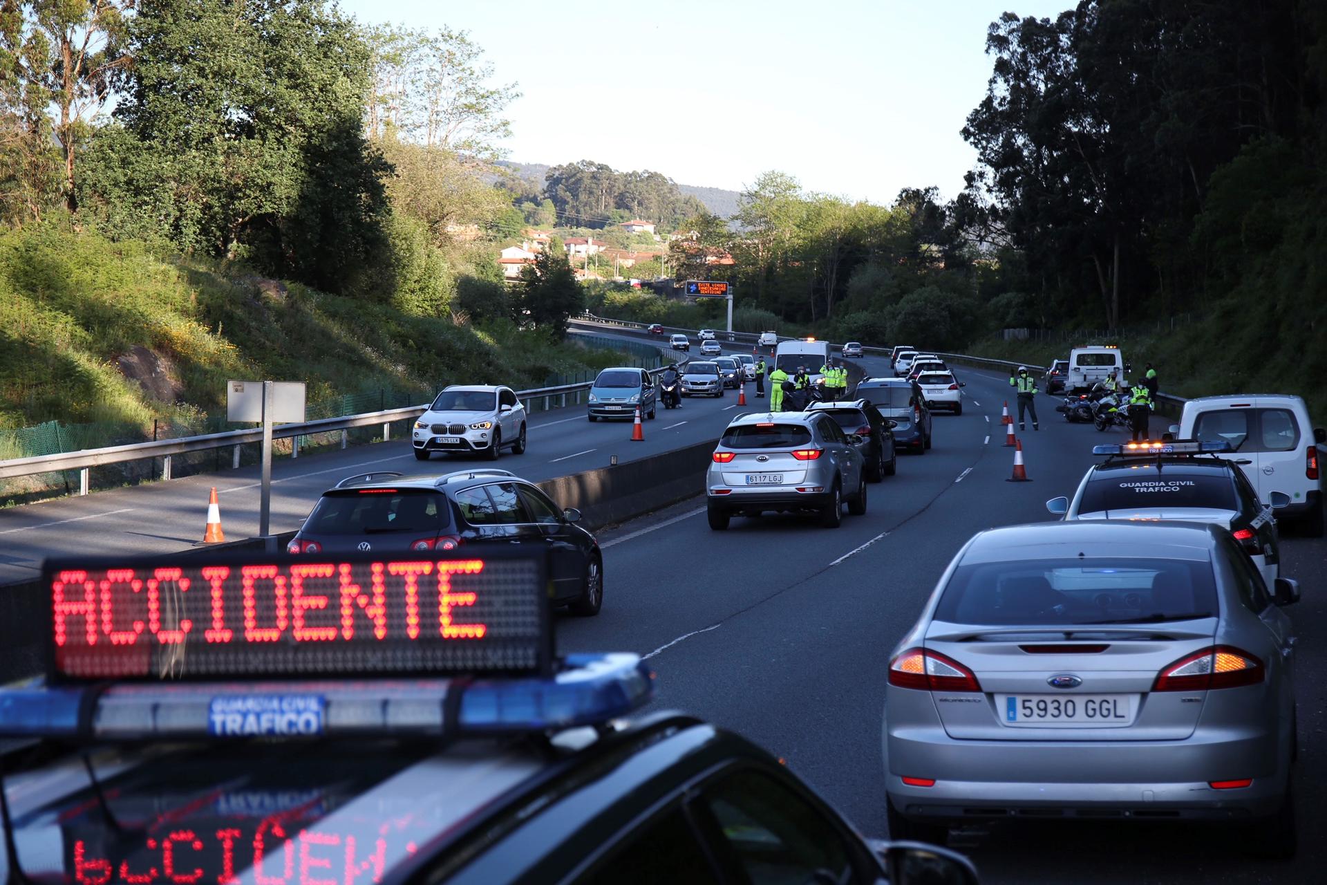 Imagen de archivo de un luminoso advirtiendo de un accidente en una autovía. EFE / Sxenick.