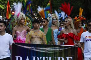 QUEZON CITY (Philippines), 28/06/2025.- Drag artists participate in the LoveLaban Pride March in Quezon City, Metro Manila, Philippines, 28 June 2025. Human rights advocacy groups from the LGBTQIA+ community and their supporters held the annual march to express freedom in gender identity and to call for the passage of the Sexual Orientation, Gender Identity, Gender Expression (SOGIE) Equality Bill, which is pending in the Philippine Congress. (Filipinas) EFE/EPA/ROLEX DELA PENA