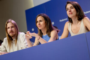 La líder de Podemos, Ione Belarra (c) junto a Irene Montero y el portavoz del partido Pablo Fernándea (i), durante un Consejo Ciudadano Estatal extraordinario de su partido convocado tras las novedades sobre el caso Koldo que afectan al PSOE y ante la próxima cumbre de la OTAN. EFE/Daniel González
