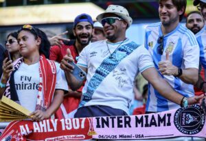 Aficionados animan en las gradas antes del inicio del partido de la fase de grupos de la Copa Mundial de Clubes de la FIFA 2025. EFE/EPA/CRISTOBAL HERRERA-ULASHKEVICH