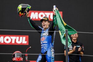 El brasileño Diogo Moreira celebra la victoria en el podio de Moto2 en la 100ª Edición del GP de Motociclismo de Assen, Países Bajos. EFE/EPA/VINCENT JANNINK