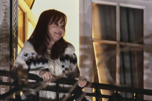 La expresidenta de Argentina (2007-2015), Cristina Fernández, observa una vigilia de militantes kirchneristas este miércoles, desde el balcón de su residencia en Buenos Aires (Argentina). EFE/ Stringer
