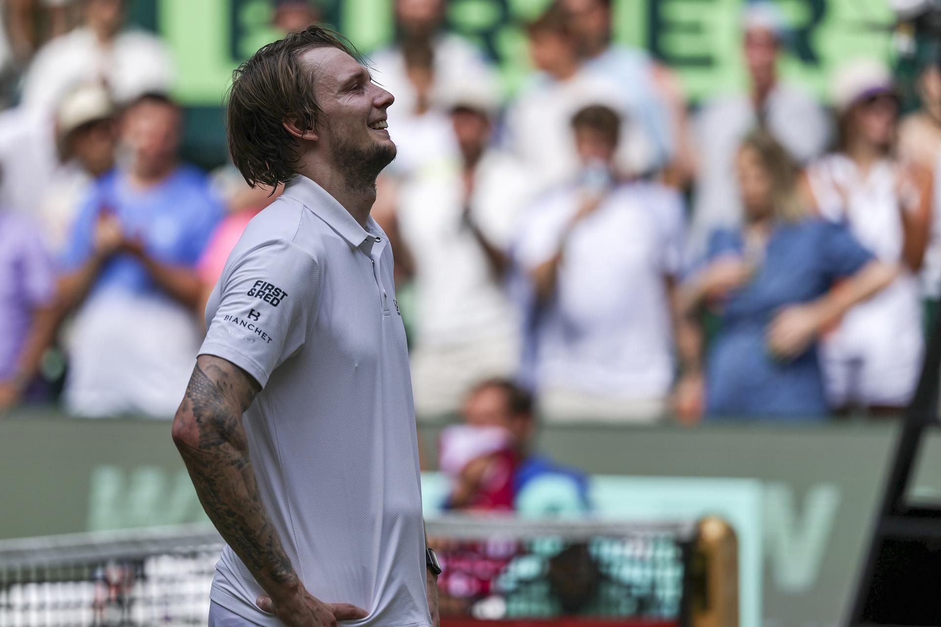 El tenista kazajo Alexander Bublik celebra su victoria ante el ruso Daniil Medvedev en la final de Halle Westfalen, Alemania. EFE/EPA/CHRISTOPHER NEUNDORF