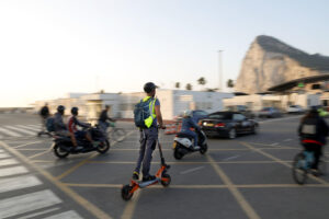 Trabajadores se dirigen este jueves a Gibraltar para comenzar su jornada laboral, un día después de que la Comisión Europea, el Reino Unido y España llegaran a un acuerdo sobre el estatus de Gibraltar tras el Brexit. EFE/A.Carrasco Ragel