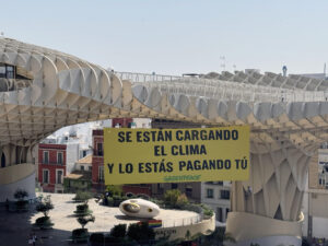 Greenpeace ha desplegado una gran pancarta a unos veinte metros de altura en el espacio conocido como las Setas en el centro de Sevilla, con el lema "se están cargando el clima y lo estás pagando tú", en el marco de la Cuarta Conferencia Internacional sobre la Financiación para el Desarrollo de Naciones Unidas (FfD4), que se celebra en la capital hispalense.EFE/Lucas Haurie