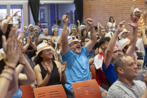 Vecinos de Carlos Alcaraz de la pedanía murciana de El Palmar ven la segunda final de Roland Garros consecutiva que juega el tenista murciano, este domingo en una pantalla gigante instalada por el Ayuntamiento de Murcia en el pabellón de El Palmar. EFE/Marcial Guillén