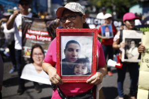 Una mujer sostiene una fotografía durante una manifestación este miércoles, en San Salvador (El Salvador). EFE/ Rodrigo Sura