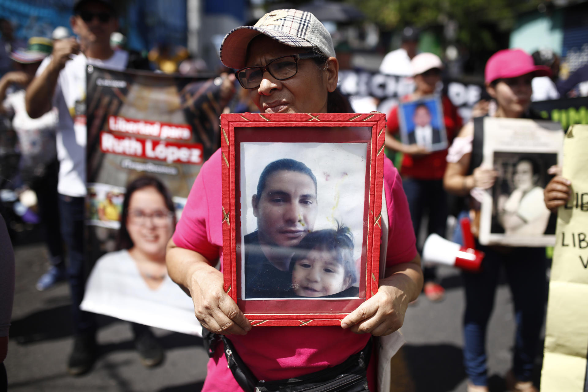 Una mujer sostiene una fotografía durante una manifestación este miércoles, en San Salvador (El Salvador). EFE/ Rodrigo Sura