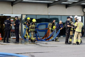 Efectivos del cuerpo de bomberos acuden a la planta de Psiquiatría del hospital La Fe de Valencia en la que este lunes ha fallecido una mujer debido a un incendio que ha obligado a evacuar a los pacientes y al personal de esa planta y de una inferior. EFE/ Ana Escobar